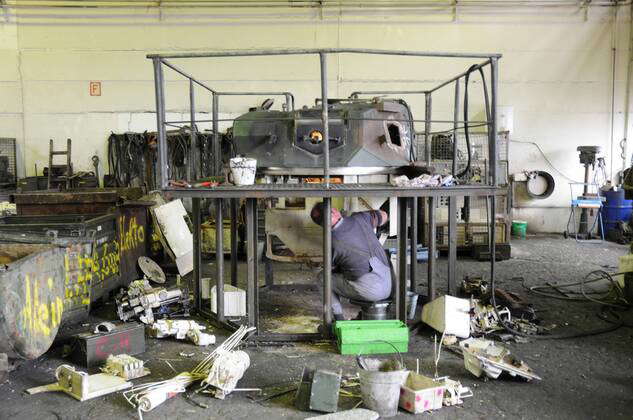 Mitarbeiter beim Zerlegen eines Sp�hpanzers Marder in der Battle Tank Dismantlin