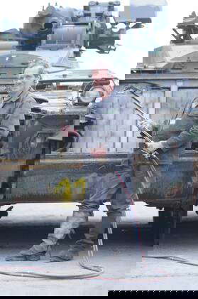 Mitarbeiter Ingolf Dyllus zerlegt einen Panzer in der Battle Tank Dismantling Gm