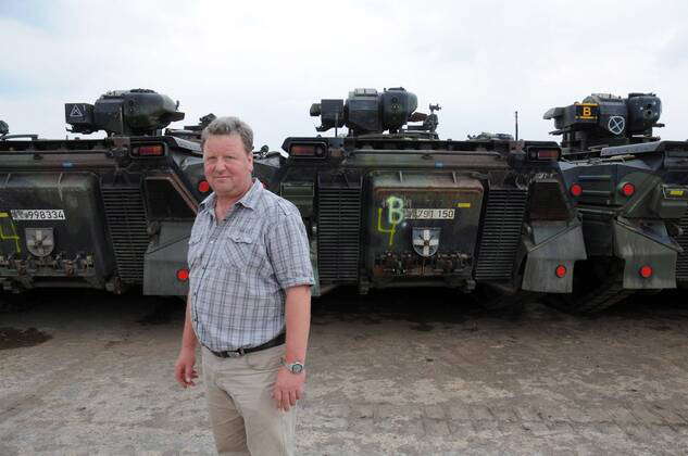 Ronald Kirschner (Technischer Leiter Battle Tank Dismantling GmbH) vor zu versch
