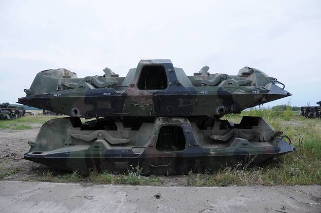 Bauteile von zerlegten Panzern in der Battle Tank Dismantling GmbH in Eberleben
