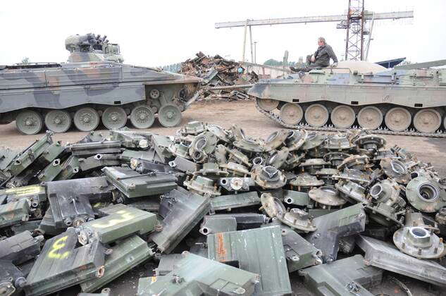 Bauteile von zerlegten Panzern in der Battle Tank Dismantling GmbH in Eberleben