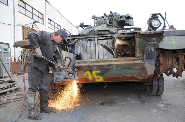Mitarbeiter Ingolf Dyllus zerlegt mit dem Schwei�ger�t einen Panzer in der Battl