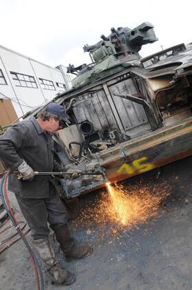 Mitarbeiter Ingolf Dyllus zerlegt mit dem Schwei�ger�t einen Panzer in der Battl
