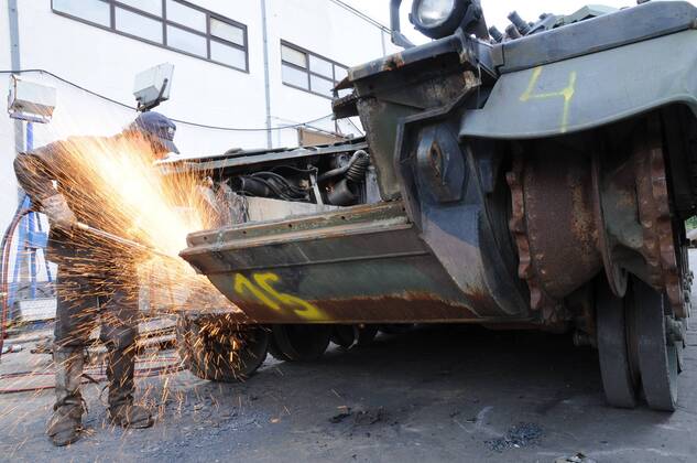 Mitarbeiter Ingolf Dyllus zerlegt mit dem Schwei�ger�t einen Panzer in der Battl