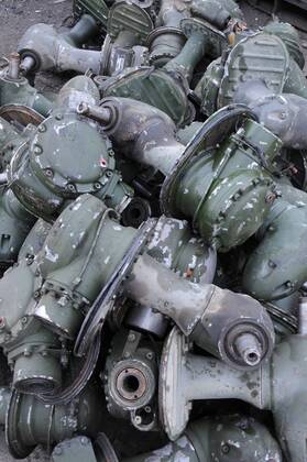 Au�enbordmotoren verschrotteter Amphibienfahrzeuge in der Battle Tank Dismantlin