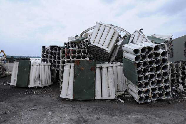 Ausgediente Munitionsbeh�lter in der Battle Tank Dismantling GmbH in Eberleben