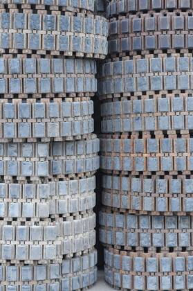 Aussortierte Panzerketten in der Battle Tank Dismantling GmbH in Eberleben