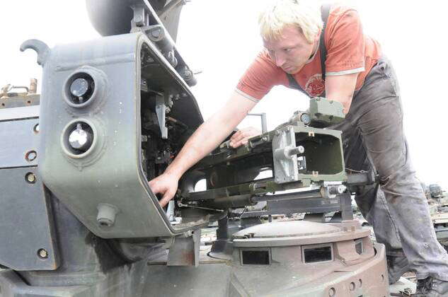 Mitarbeiter Marco Schwinn zerlegt einen Sp�hpanzer Marder der Bundeswehr in der 