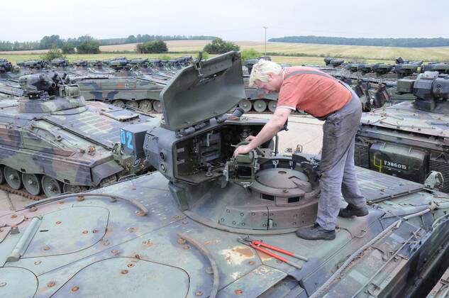 Mitarbeiter Marco Schwinn zerlegt einen Sp�hpanzer Marder der Bundeswehr in der 