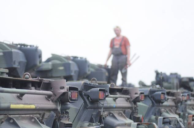 Mitarbeiter Marco Schwinn zerlegt einen Sp�hpanzer Marder der Bundeswehr in der 