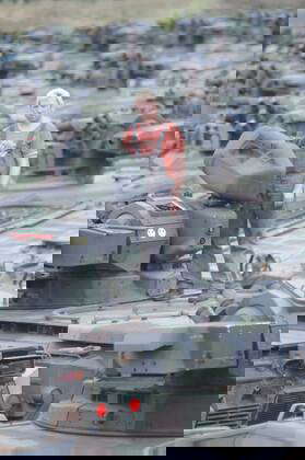 Mitarbeiter Marco Schwinn auf einem Sp�hpanzer Marder der Bundeswehr in der Batt