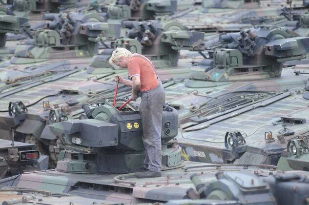 Mitarbeiter Marco Schwinn zerlegt einen Sp�hpanzer Marder der Bundeswehr in der 