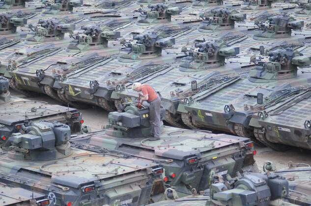 Mitarbeiter Marco Schwinn zerlegt einen Sp�hpanzer Marder der Bundeswehr in der 