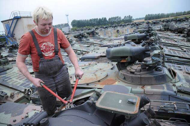 Mitarbeiter Marco Schwinn zerlegt einen Sp�hpanzer Marder der Bundeswehr in der 