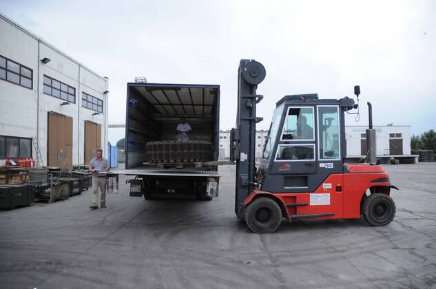 Gabelstapler verl�dt verwertbare Materialien auf dem Gel�nde der Battle Tank Dis