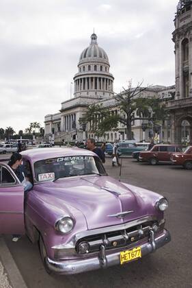 Oldtimer vor dem Kapitol, Capitolio, Kuba, Karibik, Havanna oldtimer in front of the capitol, Capitolio, Cuba, Caribbean Sea, La Habana BLWS157111