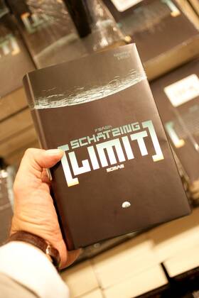 Bücher - Limit - bei einer Autogrammstunde mit Frank Schätzing in Düsseldorf.