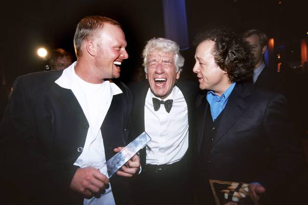 Rudi CARRELL (Mitte), NED, Showmaster, Entertainer, Comedian, und Stefan RAAB (links), Musiker, Comedian, Moderator, und Kalle POHL, Comedian, hier bei der Verleihung des Deutschen Fernsehpreises in Köln, Deutscher Fernsehpreis 1999, festlich, Smoking, 02.10.1999.