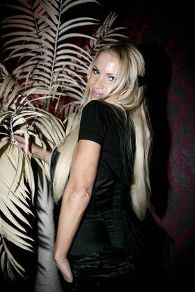 Annina Ucatis auf Autogrammstundentour bei der Eisprung sucht Befruchter Party im GoMaxx in Gommern