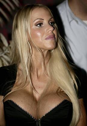 Annina Ucatis auf Autogrammstundentour bei der Eisprung sucht Befruchter Party im GoMaxx in Gommern Annina Ucatis (Deutschland)