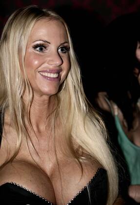 Annina Ucatis auf Autogrammstundentour bei der Eisprung sucht Befruchter Party im GoMaxx in Gommern Annina Ucatis (Deutschland)