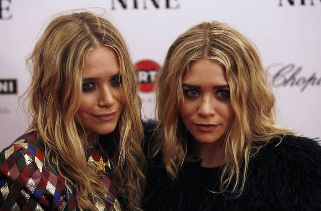 Actress Mary-Kate Olsen and Ashley Olsen arrive on the red carpet for the Premiere of Nine at the Ziegfeld Theater in New York City on December 15, 2009.  NYP20091215120