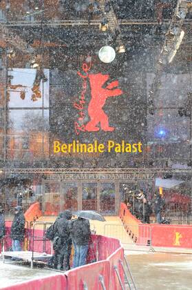Schneefall am Berlinale Palast während der 60. Internationalen Filmfestspiele in Berlin