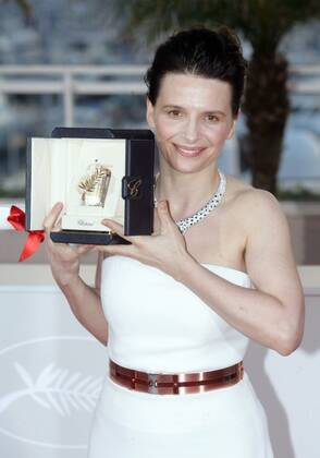French actress Juliette Binoche (Beste Schauspielerin) poses after winning the Best Actress award for her role Certified Copy during the closing ceremony at the 63rd Cannes Film Festival in France, May 23, 2010. (Xinhua Xiao He) (yc) (12)FRANCE-FILM-FESTIVAL-CANNES 