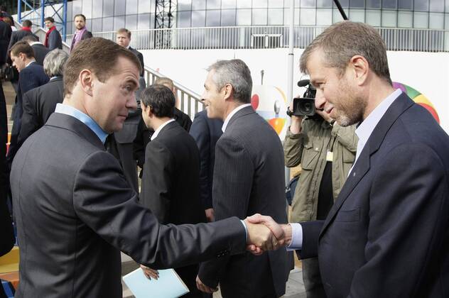 ITAR-TASS 286: MOSCOW, RUSSIA. SEPTEMBER 20, 2009. President of Russia Dmitry Medvedev (L) and businessman Roman Abramovich appear at a meeting with the partners-founders and members of the international board of trustees of the Moscow School of Management Skolkovo .  1036283