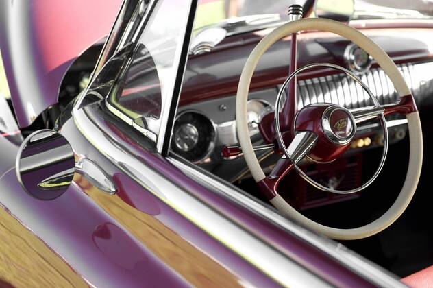 Kustom Kulture 2010 auf dem Flugplatz Schwarze Heide in Bottrop-Kirchhellen: Lenkrad Oldtimer.