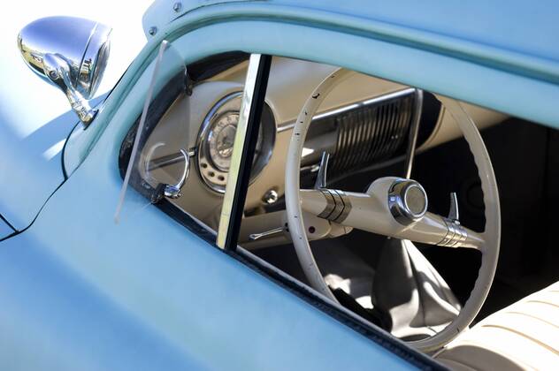 Kustom Kulture 2010 auf dem Flugplatz Schwarze Heide in Bottrop-Kirchhellen: Lenkrad Oldtimer.