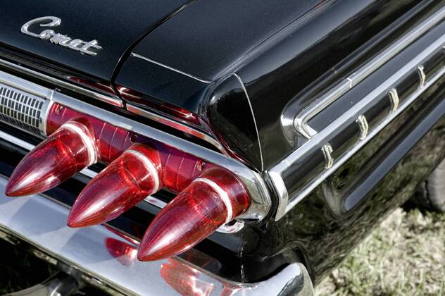 Kustom Kulture 2010 auf dem Flugplatz Schwarze Heide in Bottrop-Kirchhellen: Rücklicht Comet Oldtimer.