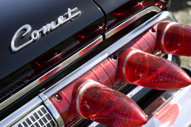 Kustom Kulture 2010 auf dem Flugplatz Schwarze Heide in Bottrop-Kirchhellen: Rücklicht Comet Oldtimer.