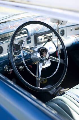 Kustom Kulture 2010 auf dem Flugplatz Schwarze Heide in Bottrop-Kirchhellen: Lenkrad Oldtimer.