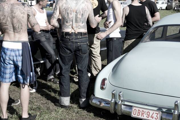 Kustom Kulture 2010 auf dem Flugplatz Schwarze Heide in Bottrop-Kirchhellen: Tätowierte Besucher Oldtimer.
