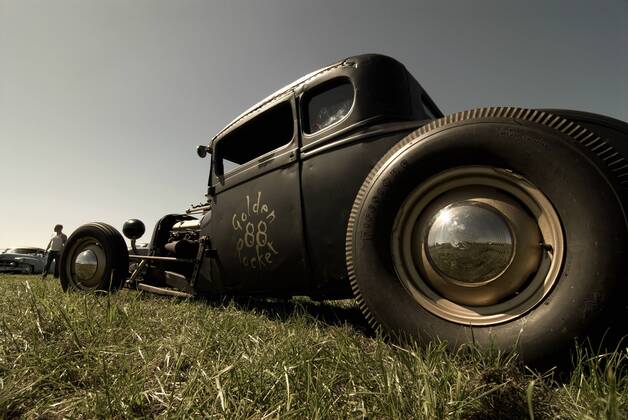 Kustom Kulture 2010 auf dem Flugplatz Schwarze Heide in Bottrop-Kirchhellen: Hot Rod Golden Rocket 88 Oldtimer.