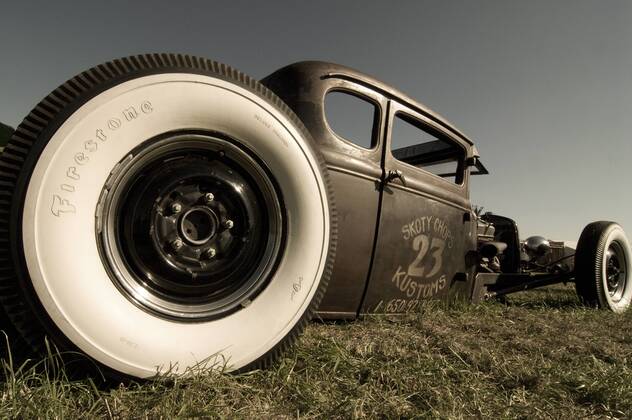 Kustom Kulture 2010 auf dem Flugplatz Schwarze Heide in Bottrop-Kirchhellen: Hot Rod Firestone Oldtimer.