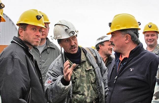 ITAR-TASS 13: CHUKOTKA AUTONOMOUS REGION, RUSSIA. AUGUST 25. Presidential Envoy to the Far Eastern Federal District Kamil Iskhakov (R) and Governor of Chukotka Roman Abramovich (L) are on a visit to the Kupol Gold Mining.  343133