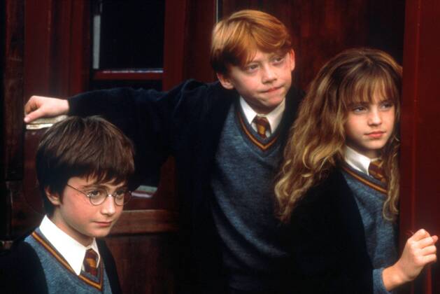 KPA42312.jpg HARRY POTTER UND DER STEIN DES WEISEN Harry Potter and the Sorcerer s Stone USA GB 2001 Chris Columbus Bis zu seinem elften Geburtstag glaubte Harry Potter (DANIEL RADCLIFFE), er sei ein ganz normaler Junge. Dann erfährt er, dass er sich in Hogwart, der Schule für Zauberei und Hexerei, einfinden soll. Harry, als Waisenkind bei Onkel, Tante und Cousin aufgewachsen, wusste nicht, dass seine Eltern Zauberer waren. Für den vernachlässigten Harry wird das erste Jahr in der Schule das aufregendste und lustigste in seinem Leben. Er stürzt von einem Abenteuer in die nächste ungeheuerliche Geschichte, er muss gegen Mitschüler, Bestien und Fabelwesen kämpfen. Harry rettet den Stein der Weisen vor dem bösen Zauberer Voldemort und kann somit die Rückkehr der dunklen Mächte in die Zauberwelt verhindern. Harrys Freunde stehen ihm im Kampf gegen das Böse zur Seite... Foto: Harry u UnitedArchives42312