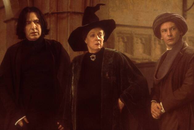 KPA42351.jpg HARRY POTTER UND DER STEIN DES WEISEN Harry Potter and the Sorcerer s Stone USA GB 2001 Chris Columbus Bis zu seinem elften Geburtstag glaubte Harry Potter (DANIEL RADCLIFFE), er sei ein ganz normaler Junge. Dann erfährt er, dass er sich in Hogwart, der Schule für Zauberei und Hexerei, einfinden soll. Harry, als Waisenkind bei Onkel, Tante und Cousin aufgewachsen, wusste nicht, dass seine Eltern Zauberer waren. Für den vernachlässigten Harry wird das erste Jahr in der Schule das aufregendste und lustigste in seinem Leben. Er stürzt von einem Abenteuer in die nächste ungeheuerliche Geschichte, er muss gegen Mitschüler, Bestien und Fabelwesen kämpfen. Harry rettet den Stein der Weisen vor dem bösen Zauberer Voldemort und kann somit die Rückkehr der dunklen Mächte in die Zauberwelt verhindern. Harrys Freunde stehen ihm im Kampf gegen das Böse zur Seite... Foto: der Lehr UnitedArchives42351