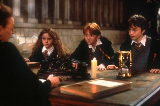 KPA42353.jpg HARRY POTTER UND DER STEIN DES WEISEN Harry Potter and the Sorcerer s Stone USA GB 2001 Chris Columbus Bis zu seinem elften Geburtstag glaubte Harry Potter (DANIEL RADCLIFFE), er sei ein ganz normaler Junge. Dann erfährt er, dass er sich in Hogwart, der Schule für Zauberei und Hexerei, einfinden soll. Harry, als Waisenkind bei Onkel, Tante und Cousin aufgewachsen, wusste nicht, dass seine Eltern Zauberer waren. Für den vernachlässigten Harry wird das erste Jahr in der Schule das aufregendste und lustigste in seinem Leben. Er stürzt von einem Abenteuer in die nächste ungeheuerliche Geschichte, er muss gegen Mitschüler, Bestien und Fabelwesen kämpfen. Harry rettet den Stein der Weisen vor dem bösen Zauberer Voldemort und kann somit die Rückkehr der dunklen Mächte in die Zauberwelt verhindern. Harrys Freunde stehen ihm im Kampf gegen das Böse zur Seite... Foto: Harry u UnitedArchives42353