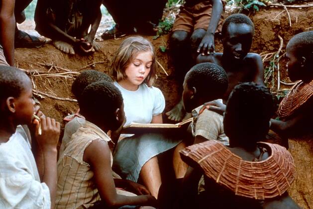 KPA43362.jpg NIRGENDWO IN AFRIKA D 2001 Caroline Link Die jüdische Familie Redlich emigriert 1938 nach Kenia, wo der Anwalt Walter Redlich als Farmverwalter arbeitet. Seine Frau Jettel kann sich nur schwer an das neue Leben gewöhnen. Seine schüchterne Tochter Regina (LEA KURKA) dagegen blüht auf. Sie lernt die Sprache und Gebräuche und findet in dem einheimischen Koch Owuor eine guten Freund. Der Verlust der Heimat bedroht die Ehe der Redlichs, doch ganz langsam finden sie wieder zusammen. Als Walter nach dem Ende des Krieges, eine Richterstelle in Frankfurt angeboten bekommt, ist es fraglich, ob Jettel und Regina Kenia wieder verlassen wollen... UnitedArchives43362