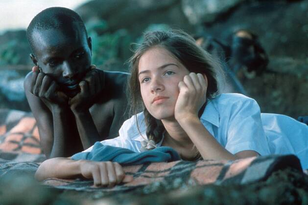 KPA43375.jpg NIRGENDWO IN AFRIKA D 2001 Caroline Link Die jüdische Familie Redlich emigriert 1938 nach Kenia, wo der Anwalt Walter Redlich als Farmverwalter arbeitet. Seine Frau Jettel kann sich nur schwer an das neue Leben gewöhnen. Seine schüchterne Tochter Regina (LEA KURKA) dagegen blüht auf. Sie lernt die Sprache und Gebräuche und findet in dem einheimischen Koch Owuor eine guten Freund. Der Verlust der Heimat bedroht die Ehe der Redlichs, doch ganz langsam finden sie wieder zusammen. Als Walter nach dem Ende des Krieges, eine Richterstelle in Frankfurt angeboten bekommt, ist es fraglich, ob Jettel und Regina Kenia wieder verlassen wollen... UnitedArchives43375