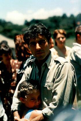 KPA43377.jpg NIRGENDWO IN AFRIKA D 2001 Caroline Link Die jüdische Familie Redlich emigriert 1938 nach Kenia, wo der Anwalt Walter Redlich (MERAB NINIDZE) als Farmverwalter arbeitet. Seine Frau Jettel kann sich nur schwer an das neue Leben gewöhnen. Seine schüchterne Tochter Regina (LEA KURKA) dagegen blüht auf. Sie lernt die Sprache und Gebräuche und findet in dem einheimischen Koch Owuor eine guten Freund. Der Verlust der Heimat bedroht die Ehe der Redlichs, doch ganz langsam finden sie wieder zusammen. Als Walter nach dem Ende des Krieges, eine Richterstelle in Frankfurt angeboten bekommt, ist es fraglich, ob Jettel und Regina Kenia wieder verlassen wollen... UnitedArchives43377