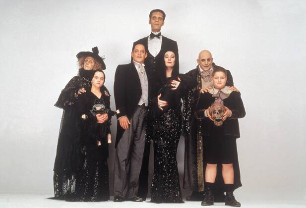 KPA46994.jpg DIE ADDAMS FAMILY IN VERRüCKTER TRADITION Addams Family Values USA 1993 Barry Sonnenfeld CAROL CANE (Grandma), CHRISTINA RICCI (Wednesday Addams), RAUL JULIA (Gomez Addams), CAREL STRUJKEN (Lurch), ANJELICA HOUSTON (Morticia Addams mit Baby Pubert), CHRISTOPHER LLOYD (Uncle Fester Addams) und JIMMY WORKMAN (Pugsley Addams) 37634 UnitedArchives46994