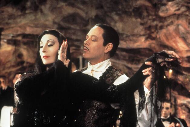 KPA46995.jpg DIE ADDAMS FAMILY IN VERRüCKTER TRADITION Addams Family Values USA 1993 Barry Sonnenfeld ANJELICA HOUSTON (Morticia Addams) und RAUL JULIA (Gomez Addams) 37634 UnitedArchives46995
