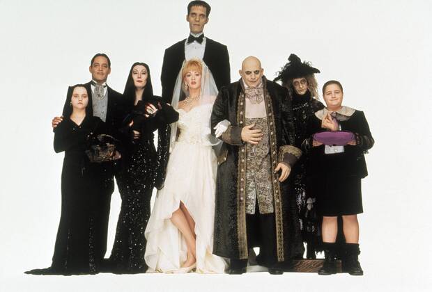 KPA46996.jpg DIE ADDAMS FAMILY IN VERRüCKTER TRADITION Addams Family Values USA 1993 Barry Sonnenfeld Die Familie versammelt sich zur Hochzeit von Debbie und Fester (v.l.n.r.): CHRISTINA RICCI (Wednesday Addams), RAUL JULIA (Gomez Addams), ANJELICA HOUSTON (Morticia Addams mit Baby Pubert), CAREL STRUJKEN (Lurch), JOAN CUSECK (Debbie), CHRISTOPHER LLOYD (Uncle Fester Addams), CAROL CANE (Grandma), und JIMMY WORKMAN (Pugsley Addams) mit dem Ding. 37634 UnitedArchives46996