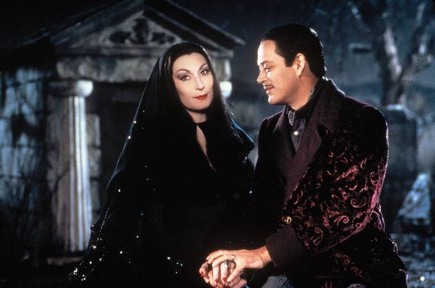 KPA46997.jpg DIE ADDAMS FAMILY IN VERRüCKTER TRADITION Addams Family Values USA 1993 Barry Sonnenfeld ANJELICA HOUSTON (Morticia Addams) und RAUL JULIA (Gomez Addams) 37634 UnitedArchives46997