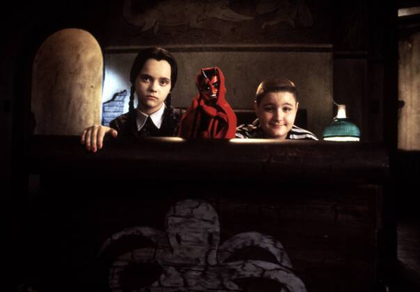 KPA47787.jpg DIE ADDAMS FAMILY IN VERRÜCKTER TRADITION Addams Family Values USA 1993 Barry Sonnenfeld Kurz nach der Geburt ihres dritten Kindes stellen Morticia und Gomez Addams das Kindermädchen Debbie Jellinsky ein, das dem armen Fester völlig den Kopf verdreht. Die beiden heiraten - und niemand ahnt, daß Debbie bereits drei Ehemänner um die Ecke gebracht hat. Filmszene mit CHRISTINA RICCI als Wednesday und JIMMY WORKMAN als Pugsley 37634 UnitedArchives47787