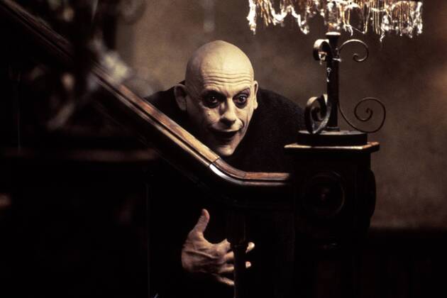 KPA47788.jpg DIE ADDAMS FAMILY IN VERRÜCKTER TRADITION Addams Family Values USA 1993 Barry Sonnenfeld Kurz nach der Geburt ihres dritten Kindes stellen Morticia und Gomez Addams das Kindermädchen Debbie Jellinsky ein, das dem armen Fester völlig den Kopf verdreht. Die beiden heiraten - und niemand ahnt, daß Debbie bereits drei Ehemänner um die Ecke gebracht hat. Filmszene mit CHRISTOPHER LLOYD als Fester 37634 UnitedArchives47788